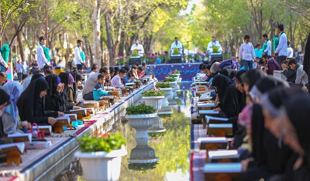 پخت نان گرم و توزیع صلواتی بین روزهداران در چهارباغ اصفهان