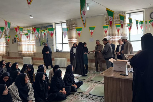 مراسم تجلیل از دانشآموزان معتکف مدرسه بنتالهدی