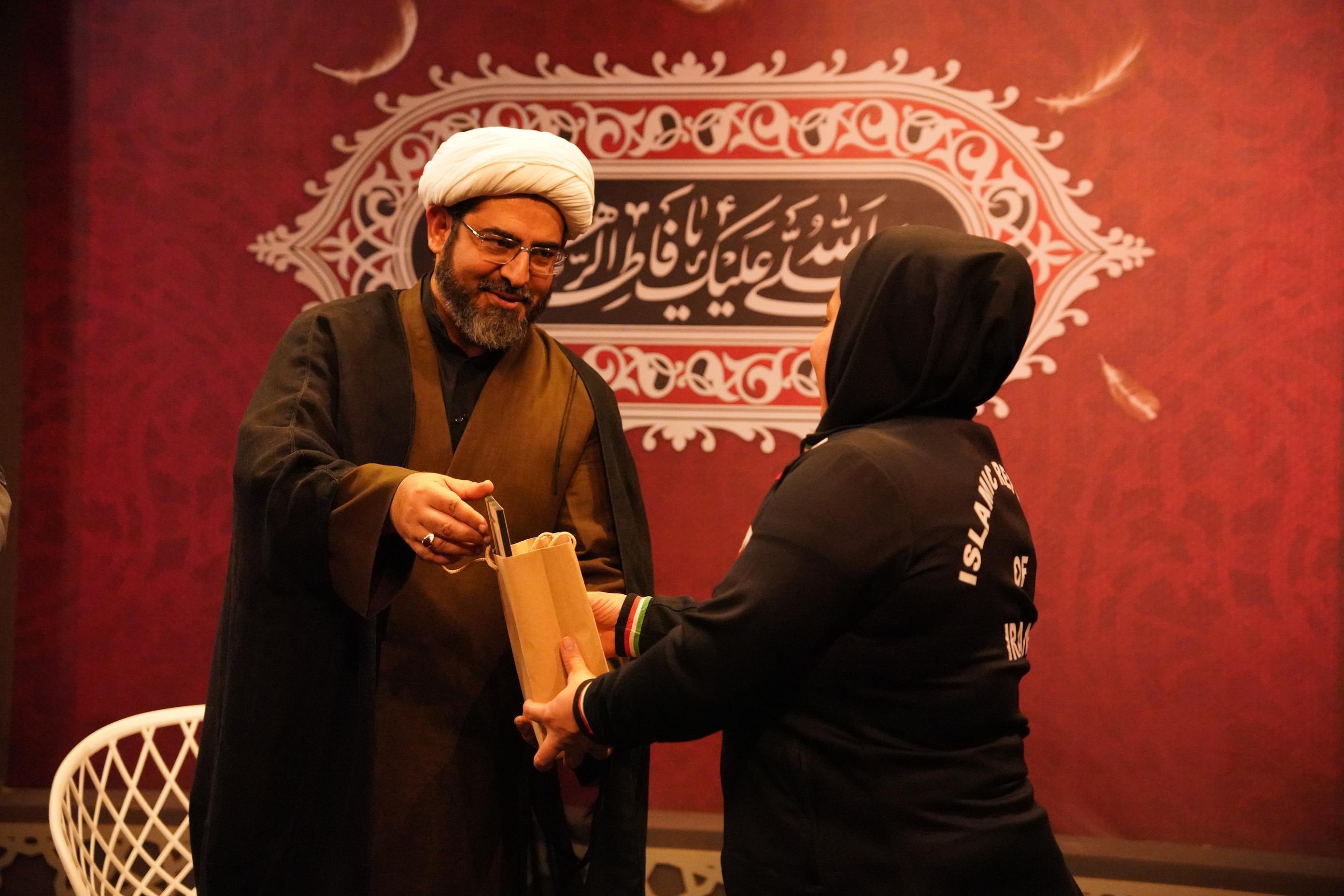 مراسم تقدیر از بانوی پرافتخار خوزستانی برگزار شد مراسم تقدیر از بانوی پرافتخار خوزستانی برگزار شد