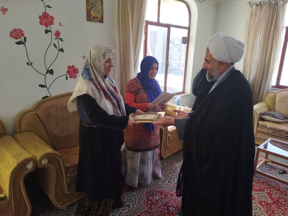 دو خواهر روشندل حافظ کل قرآن کریم در سنندج تجلیل شدند دو خواهر روشندل حافظ کل قرآن کریم در سنندج تجلیل شدند