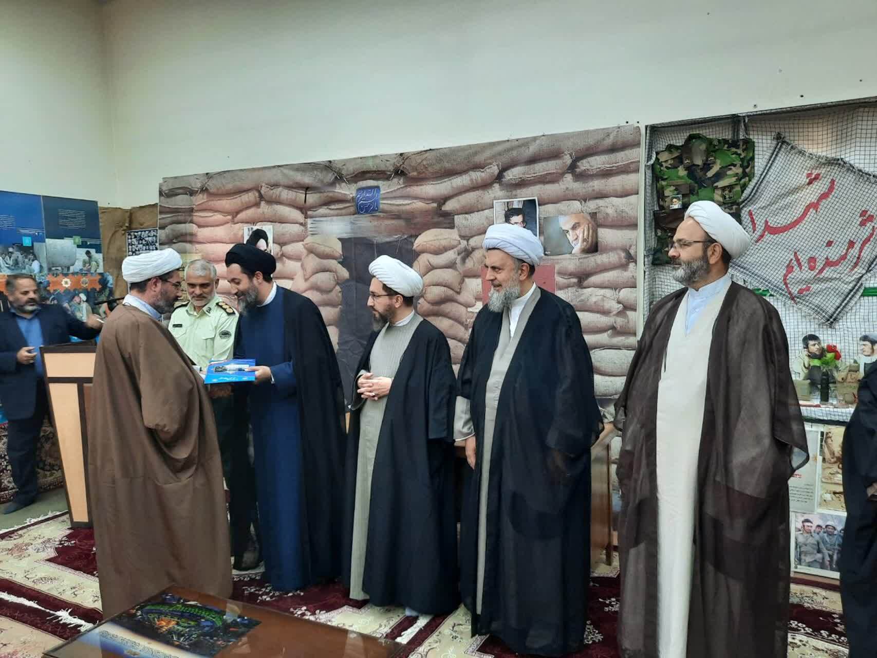 دانش آموزان و دانشجویان آینده سازان نظام اسلامی هستند دانش آموزان و دانشجویان آینده سازان نظام اسلامی هستند