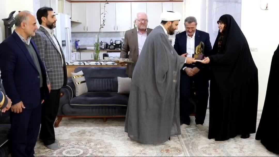 تقدیر از بانوی ستایشگر اهل بیت(ع) تقدیر از بانوی ستایشگر اهل بیت(ع)