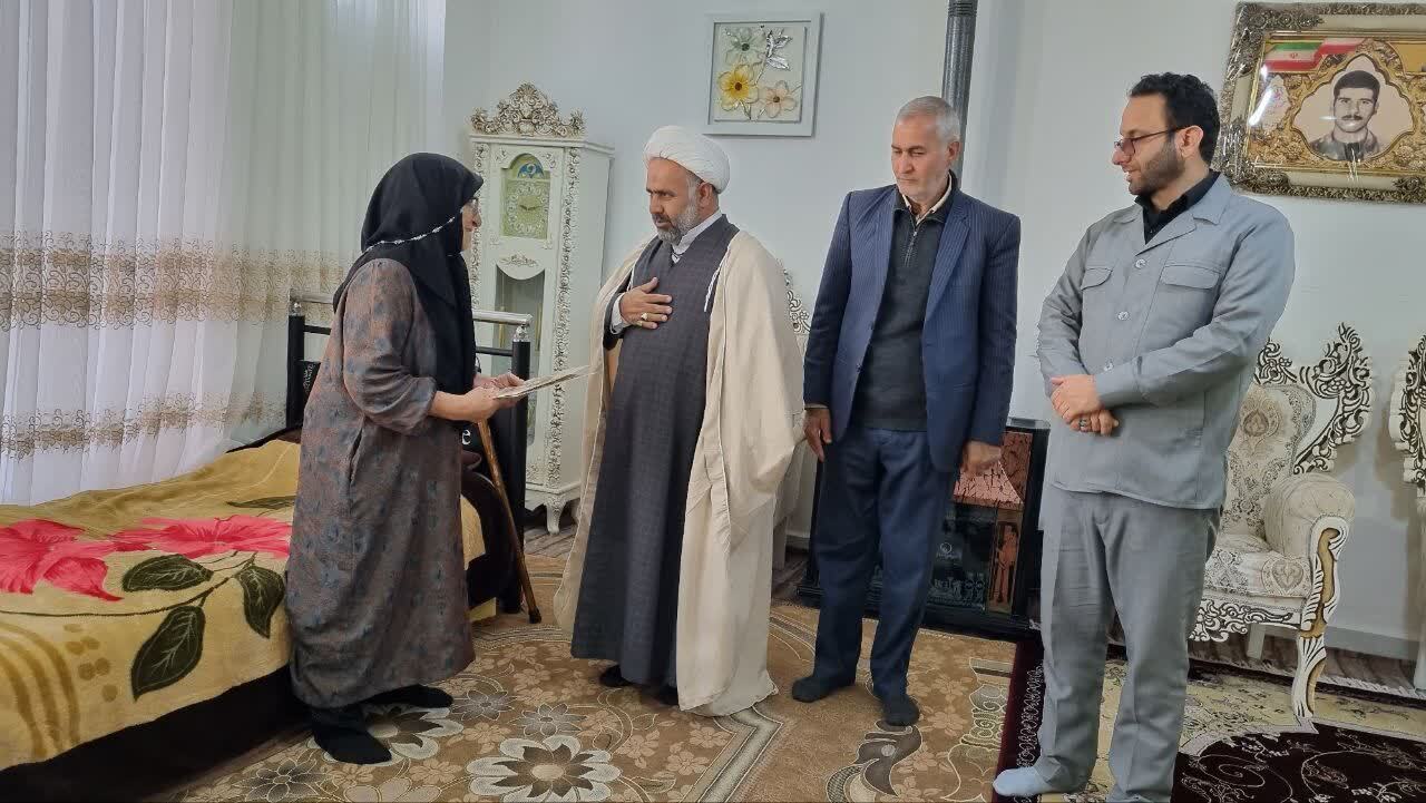 دیدار رئیس اداره تبلیغات اسلامی شهرستان بدره با مادر شهید جاویدالاثر محمدجهانزاده دیدار رئیس اداره تبلیغات اسلامی شهرستان بدره با مادر شهید جاویدالاثر محمدجهانزاده