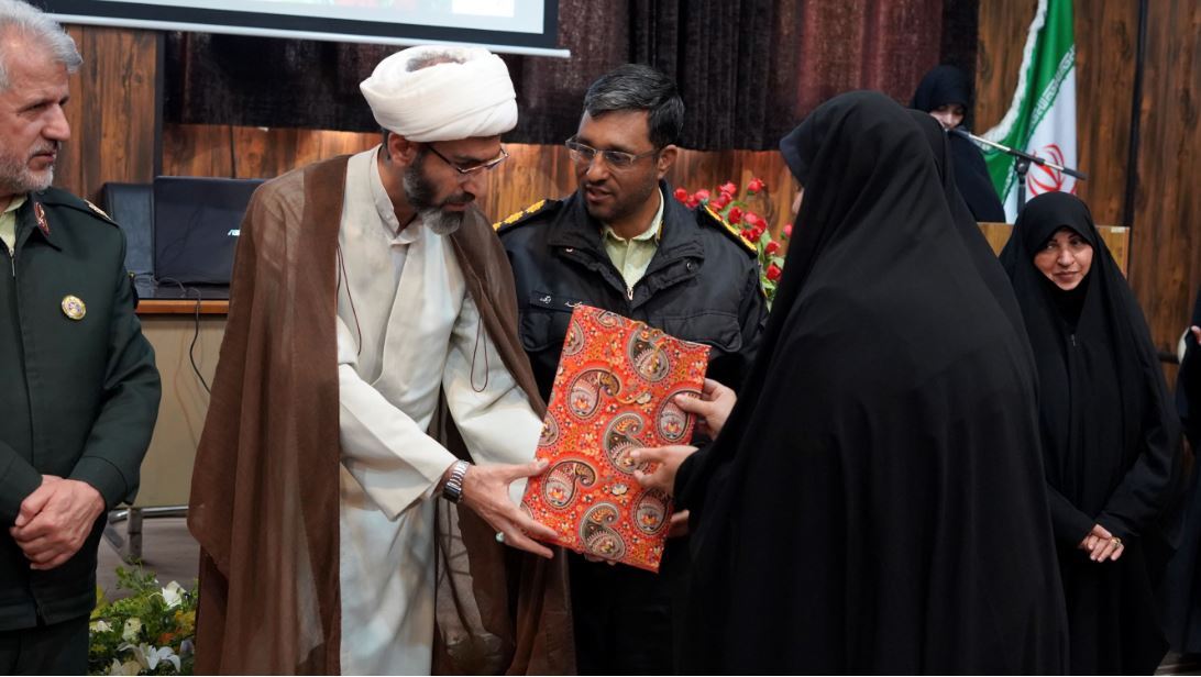 آیین تجلیل از بانوان فعال فرهنگی و اجتماعی در شیراز برگزار شد آیین تجلیل از بانوان فعال فرهنگی و اجتماعی در شیراز برگزار شد