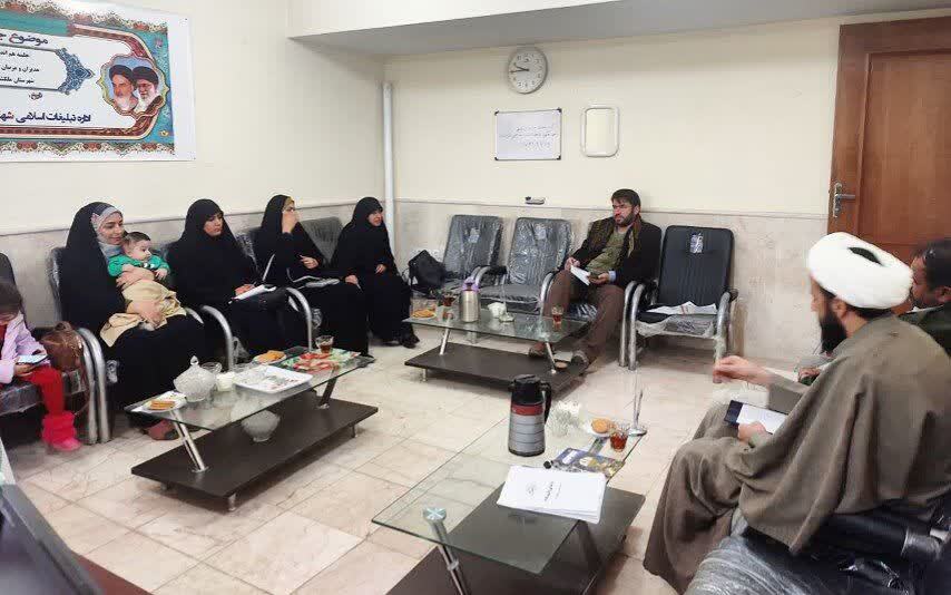 تقدیر از مدیران و مربیان قرآنی شهرستان ملکشاهی تقدیر از مدیران و مربیان قرآنی شهرستان ملکشاهی