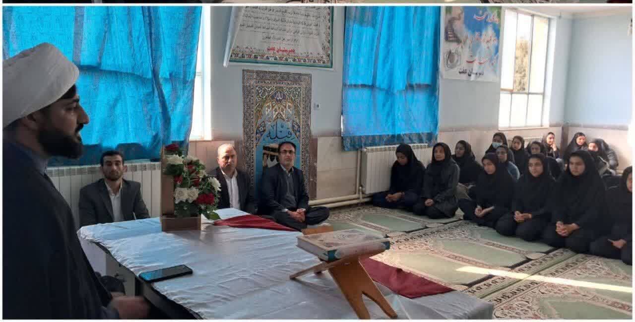 سخنرانی رئیس اداره تبلیغات اسلامی شهرستان دهلران در جمع رای اولی ها سخنرانی رئیس اداره تبلیغات اسلامی شهرستان دهلران در جمع رای اولی ها