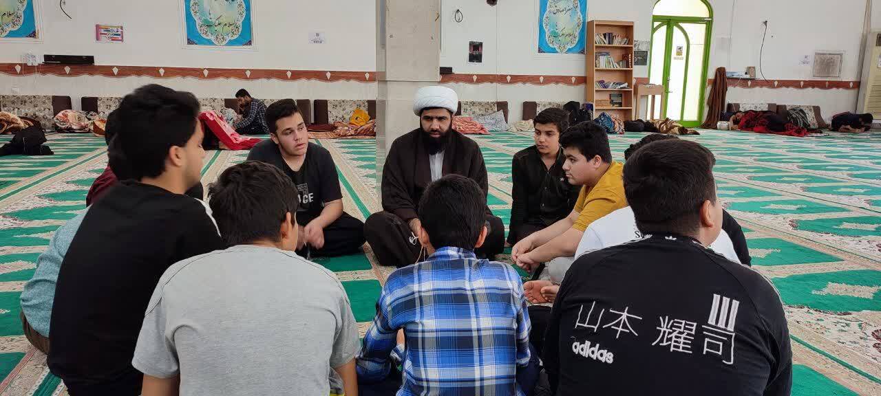 حضور فعال روحانیون در بین معتکفین حضور فعال روحانیون در بین معتکفین