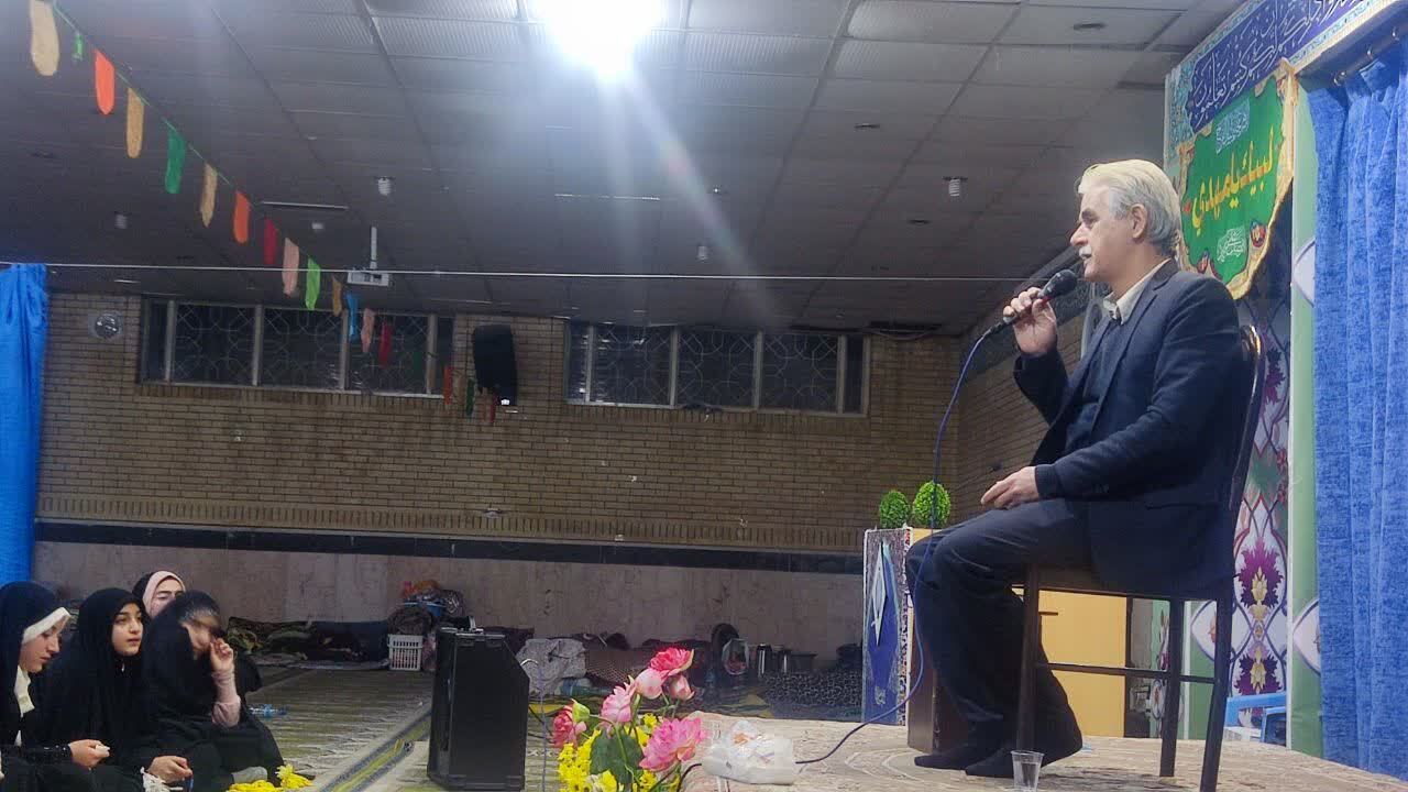 برگزاری برنامه روایتگری در شب وفات حضرت زینب(س) در بین معتکفین برگزاری برنامه روایتگری در شب وفات حضرت زینب(س) در بین معتکفین