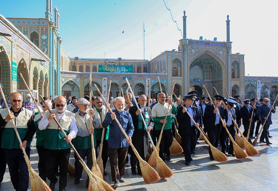 آئین جاروکشی حرم حضرت معصومه(س) توسط مسئولان هیأتهای مذهبی قم آئین جاروکشی حرم حضرت معصومه(س) توسط مسئولان هیأتهای مذهبی قم