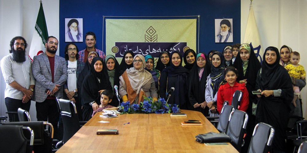 تجلیل از برگزیدگان فراخوان داستان «دهه کرامت» در قم تجلیل از برگزیدگان فراخوان داستان «دهه کرامت» در قم