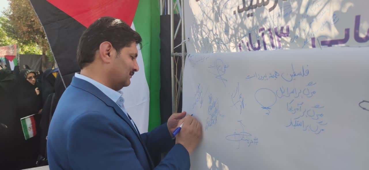 پیوند انقلابی مردم و دانشآموزان شیراز در مراسم گرامیداشت ۱۳ آبان پیوند انقلابی مردم و دانشآموزان شیراز در مراسم گرامیداشت ۱۳ آبان