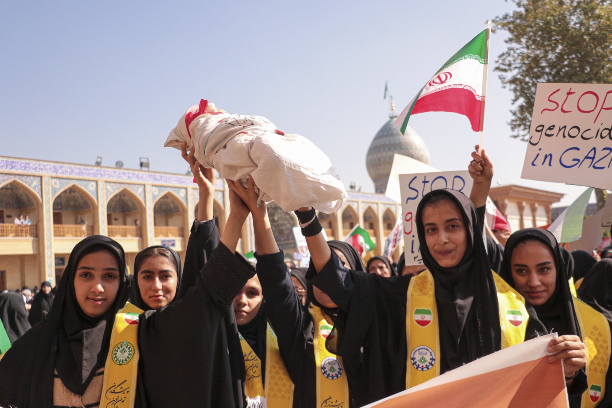 تجمع محکومیت جنایات رژیم غاصب صهیونیستی در شیراز تجمع محکومیت جنایات رژیم غاصب صهیونیستی در شیراز