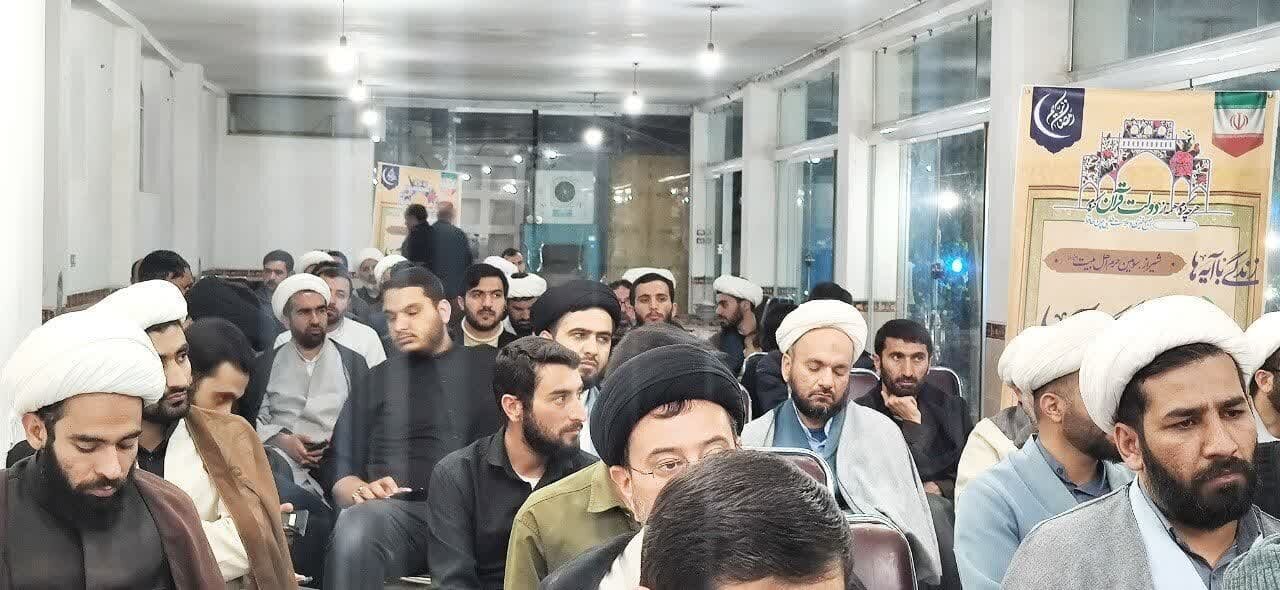 نشست تبیینی طرح «زندگی با آیهها» در استهبان برگزار شد نشست تبیینی طرح «زندگی با آیهها» در استهبان برگزار شد