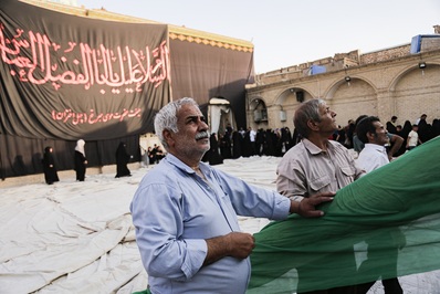برافراشتن خیمه عزای هیئت چهل‌اختران قم