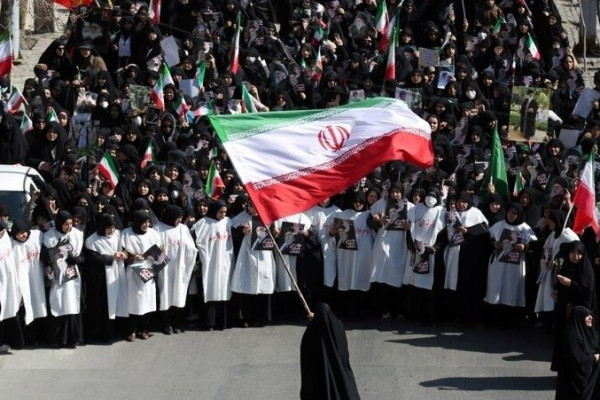 کنش‌گری بانوان استان در سنگر خیابان؛ از دوخت پرچم تا برپایی مواکب