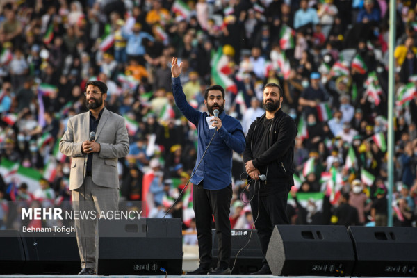 Interpretación masiva del himno “Salam Farmandeh” en el Estadio Azadi de Teherán