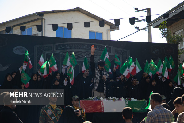 «بازگشت بی‌صدا، بدرقه‌ای پرشکوه؛ شهید گمنام کربلای4 در آغوش مردم آهنگرمحله آرام گرفت»