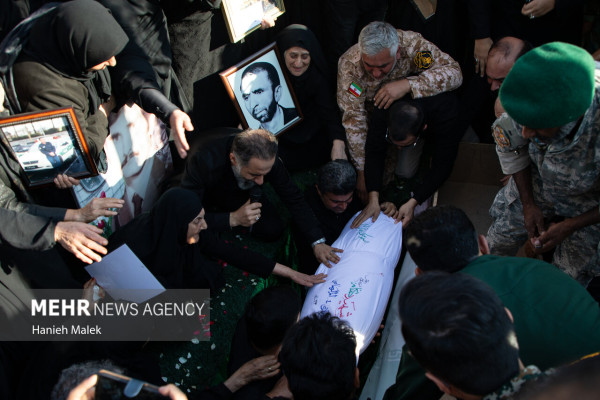 «بازگشت بی‌صدا، بدرقه‌ای پرشکوه؛ شهید گمنام کربلای4 در آغوش مردم آهنگرمحله آرام گرفت»