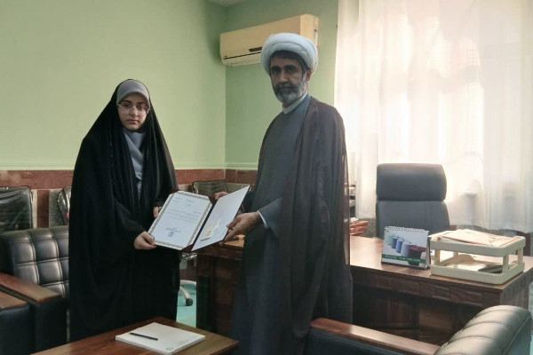 تقدیر از دانش‌آموز حافظ کل قرآن مدرسه صدرا