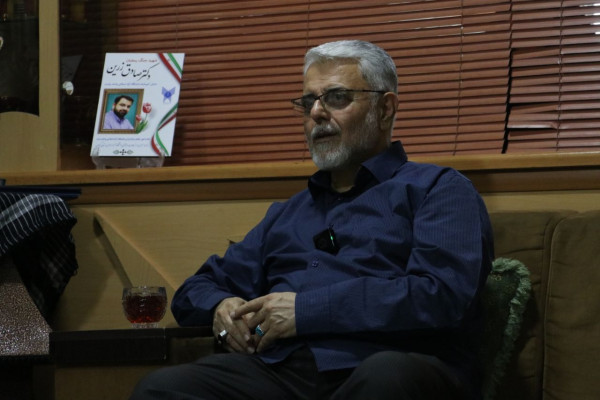 دیدار با خانواده شهید صادق زرین؛ روایت ایثار برای نسل امروز