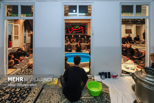 آیین روضه خوانی سنتی در «خانه کربلایی اکرمی» یزد