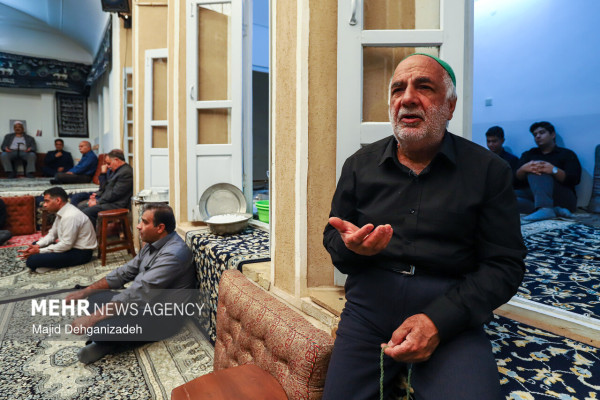 آیین روضه خوانی سنتی در «خانه کربلایی اکرمی» یزد