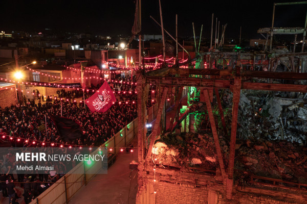اهتزاز پرچم «یا لثارات الحسین» بر فراز حسینیه اعظم زنجان