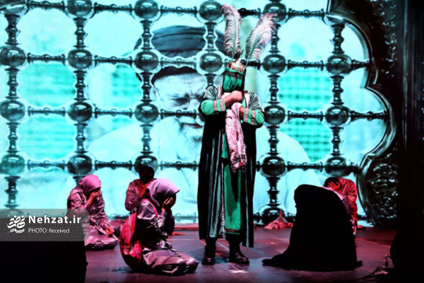 مستند نمایش «قائد» در نقاط مختلف شهر تهران به روی صحنه رفت