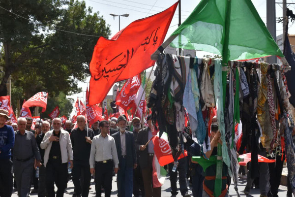 طنین «لبیک یا حسین» در قروه؛ راهپیمایی جاماندگان اربعین با نوای خون‌خواهی